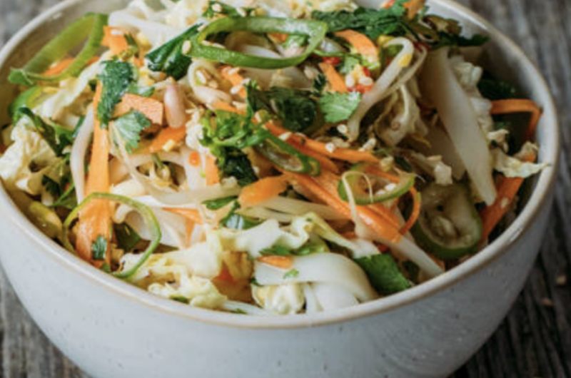 Chinakohlsalat mit Chinakohl, Frühlingszwiebeln und Sprossen