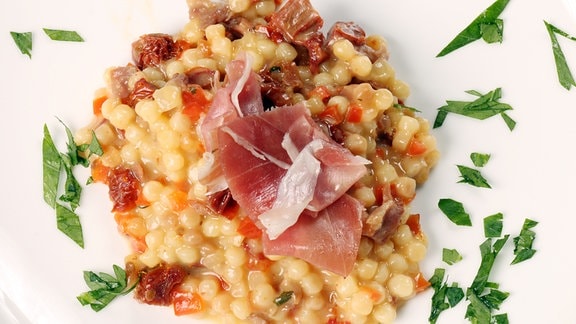 Fregola Sarda mit Parmaschinken und Taleggio