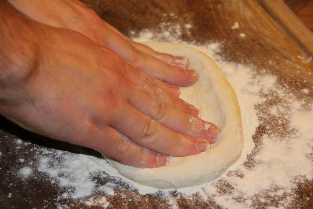 pizzateig-ausbreiten