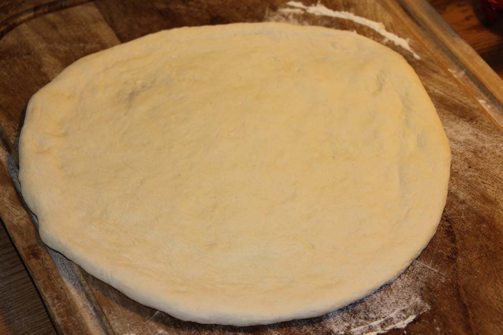 pizzateig-bereit-zum-belegen