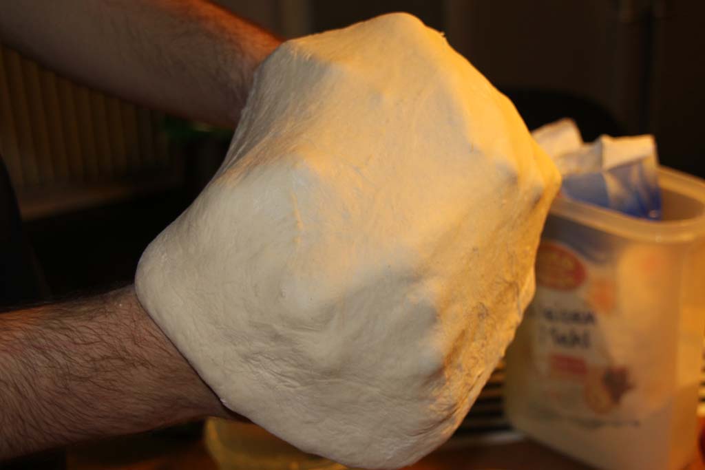 pizzateig-mit-faeusten-dehnen