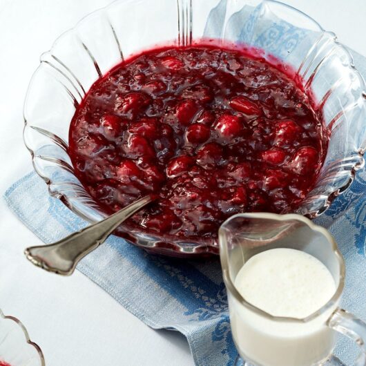 Rote Grütze mit Vanillesauce