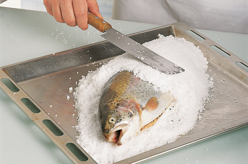 Lachsforelle im Salzmantel