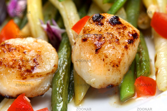 Jakobsmuscheln mit grünen Bohnen und Paprikasauce