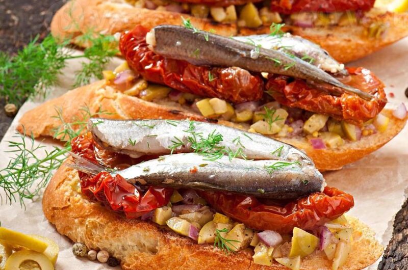 Crostini mit Sardine-Tomate