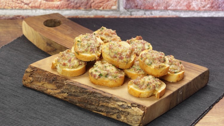 Bruschetta mit Salsiccia und karamellisierten Zwiebeln